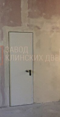 белые технические двери установленные по технологии скрытого монтажа