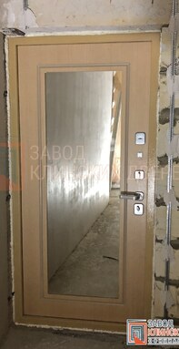 входная дверь бежевого цвета с ростовым зеркалом и отделкой влагостойким виноритом