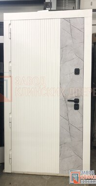 входная дверь белого цвета с вертикальными рейками и мраморной мдф панелью