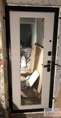 входная дверь в квартиру в стиле лофт с лаконичной черной фурнитурой - фото внутри с зеркальной пане