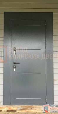 входная дверь для частного дома - фото снаружи с отделкой графитового цвета с лаконичным горизонталь