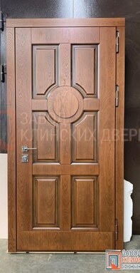 входная дверь в классическом стиле с отделкой мдф цвета орех