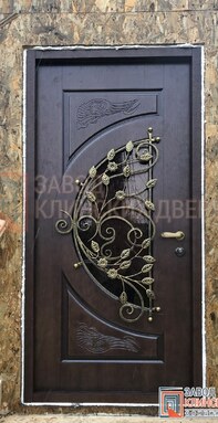 входная дверь под дерево с полукруглым стеклом и золотой ковкой - фото снаружи