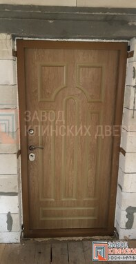 входная дверь с глубокой классической фрезеровкой для загородного дома - фото отделка цвета орех вну