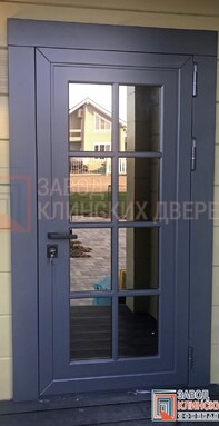 входная дверь синего цвета с панорамным остеклением и декоративной раскладкой