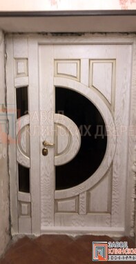 входная дверь с полукруглым стеклом - фото свнутри с белой патинированной мдф панелью