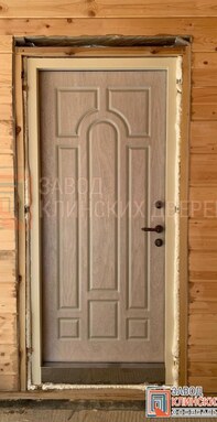 входная дверь с терморазрывом для частного дома из бруса