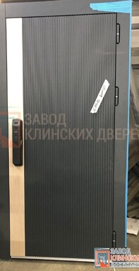 входная дверь цвета антрацит с вертикальной вставкой дерева и умным замком
