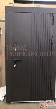 входная дверь цвета темный графит реечной фрезеровкой и черной фурнитурой