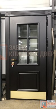 входная дверь черного цвета с классическим шестисекционным стеклом и отделкой мдф