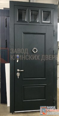 входная дверь черного цвета с тремя верхними окошками и классической отделкой