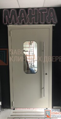 входная техническая дверь светлого оттенка с закругленным окном и длинной тяговой ручкой - фото снар