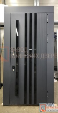 высокая входная дверь графитового цвета с боковой светопрозрачной вставкой и мдф