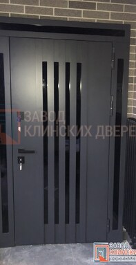 высокая входная дверь антрацитового цвета с тремя узкими вертикальными стеклопакетами