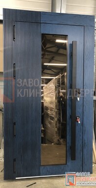 высокая входная дверь цвета антрацит с вертикальным стеклом и рейками