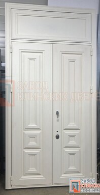 высокая двухстворчатая входная дверь белого цвета с металлическими филенками и отделкой порошковым н