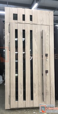 высокая одностворчатая современная дверь с отделкой мдф светлого дерева и узкими стеклянными вставка