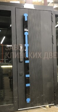 дорогая входная дверь в стиле хай тек с остекленными боковыми фрамугами с умным замком
