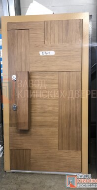 оригинальная входная дверь для частного дома с отделкой под дерево, массивной ручкой и геометрически