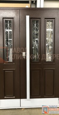 полуторная коричневая входная дверь со стеклопакетами и элементами художественной ковки