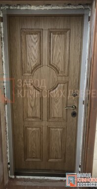 светлая дубовая входная дверь с классическими филенками - фото внутри