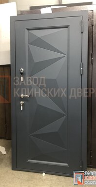 серая входная однопольная дверь с оригинальным современным рисунком на мдф панели