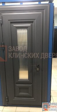 серая одностворчатая уличная дверь с рифленым стеклом с металлофиленками