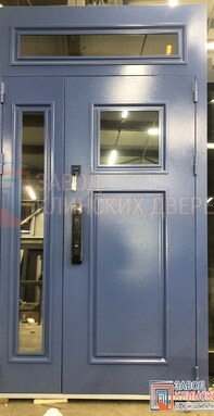 синяя полуторная входная металлическая дверь с верхней фрамугой со стеклопакетами с отделкой порошко