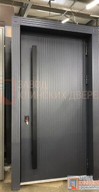 современная глухая одностворчатая входная дверь в минималистичном стиле