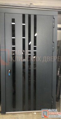 современная графитовая дверь с вертикальными стеклянными вставками