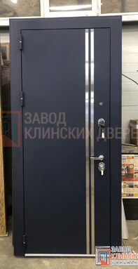 современная темно-синяя металлическая дверь с двумя вертикальными молдингами для квартиры