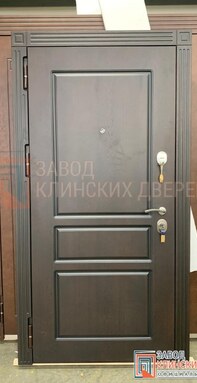 темно-коричневая входная дверь с отделкой мдф панелью снаружи и фрезеровкой в форме прямоугольников.
