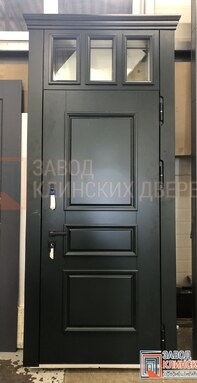темно-серая классическая входная дверь с филенками и строгим дизайном