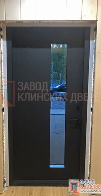 уличная входная дверь с узким вертикальным стеклом - фото гладкой мдф панели внутри