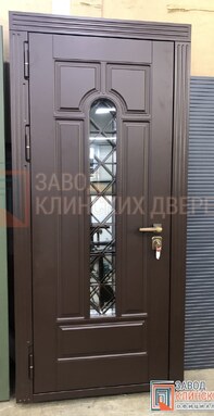 уличная коричневая полуторная дверь со стеклом и ковкой в классическом стиле