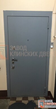 усиленная серо-голубая квартирная дверь с тремя замками